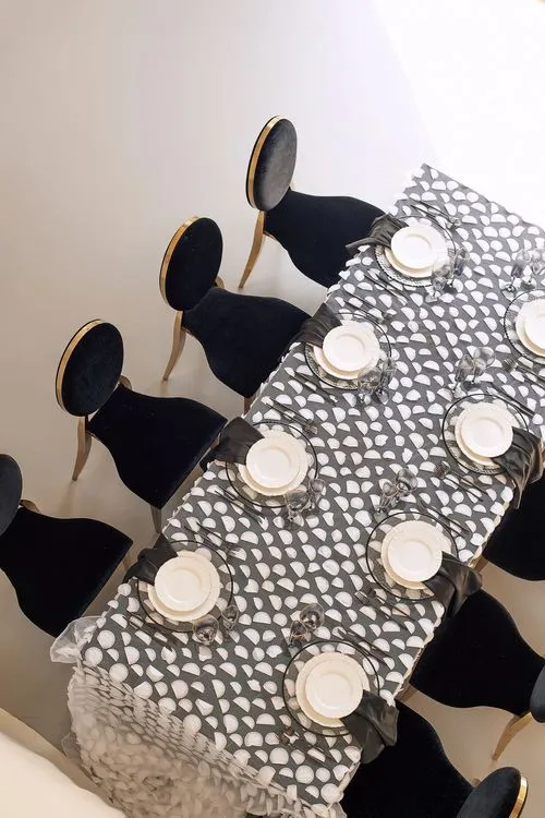 Graphic table setting at wave table