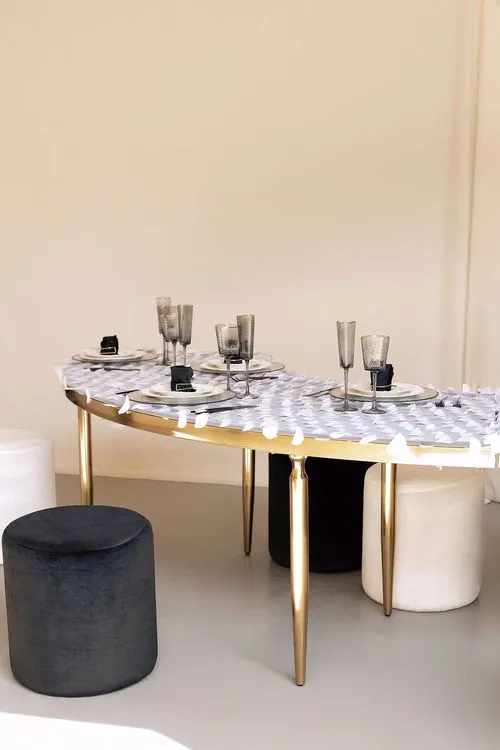 Graphic table setting at wave table