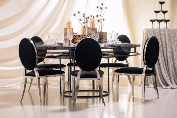 Graphique Black Table Setting at round table