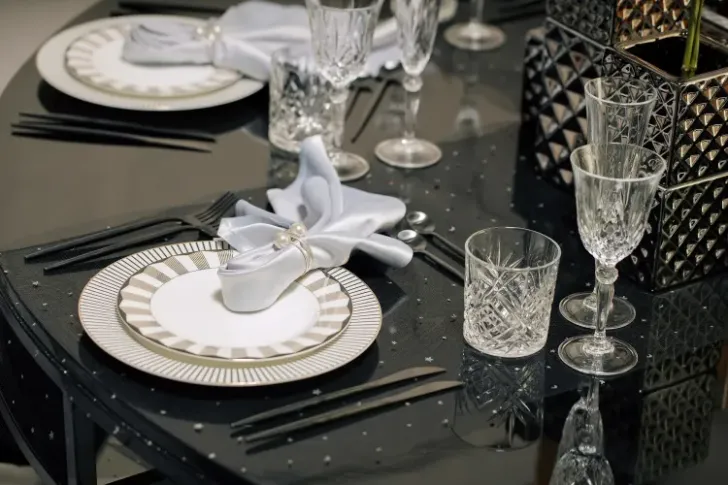 Graphique Black Table Setting at round table