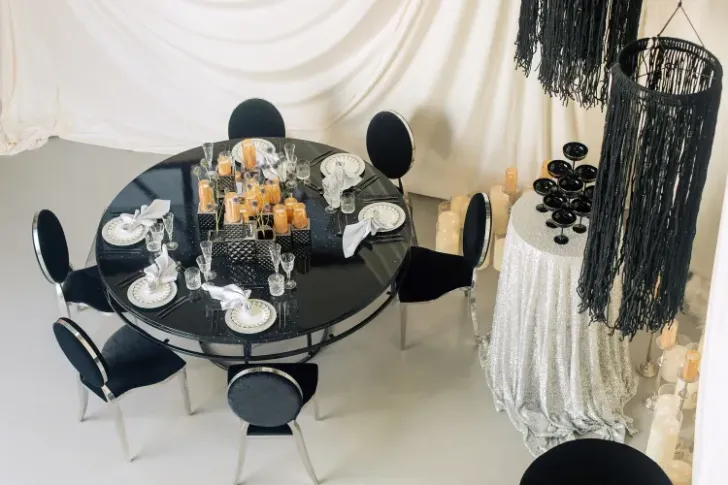 Graphique Black Table Setting at round table