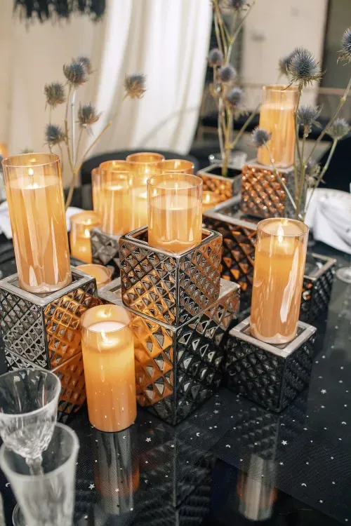 Graphique Black Table Setting at round table