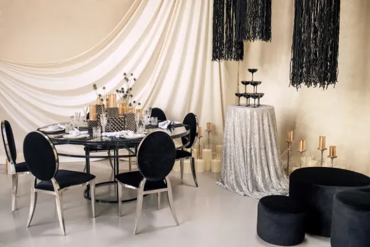 Graphique Black Table Setting at round table