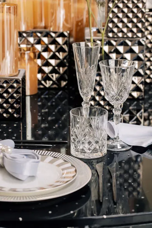 Graphique Black Table Setting at round table