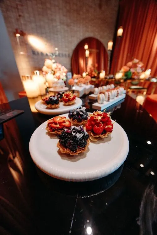 Green-terracotta serpentine tables party