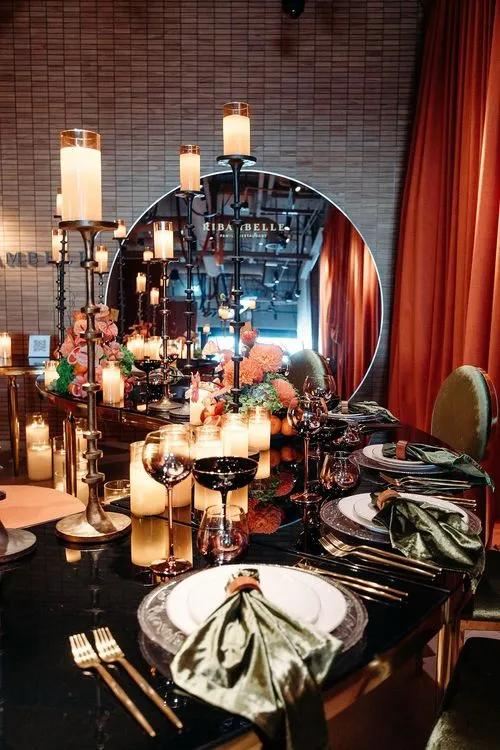 Green-terracotta serpentine tables party