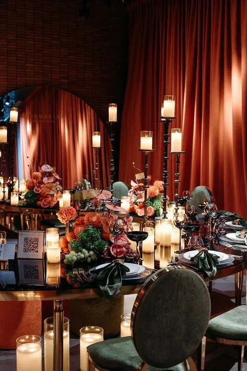 Green-terracotta serpentine tables party