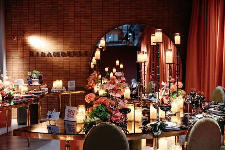 Green-terracotta serpentine tables party