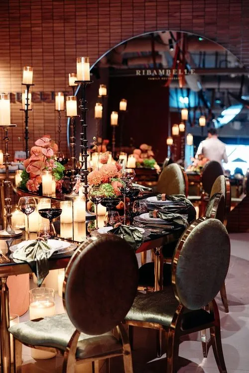 Green-terracotta serpentine tables party