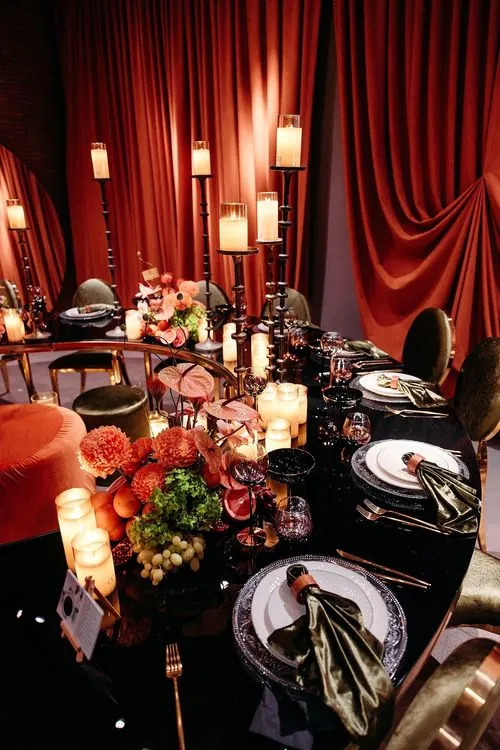 Green-terracotta serpentine tables party