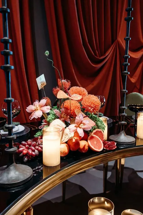 Green-terracotta serpentine tables party