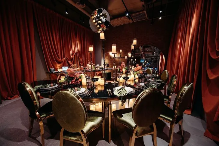 Green-terracotta serpentine tables party