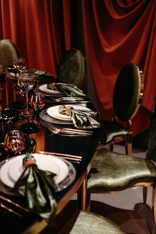 Green-terracotta serpentine tables party