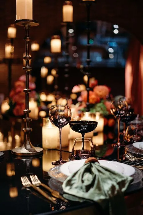 Green-terracotta serpentine tables party