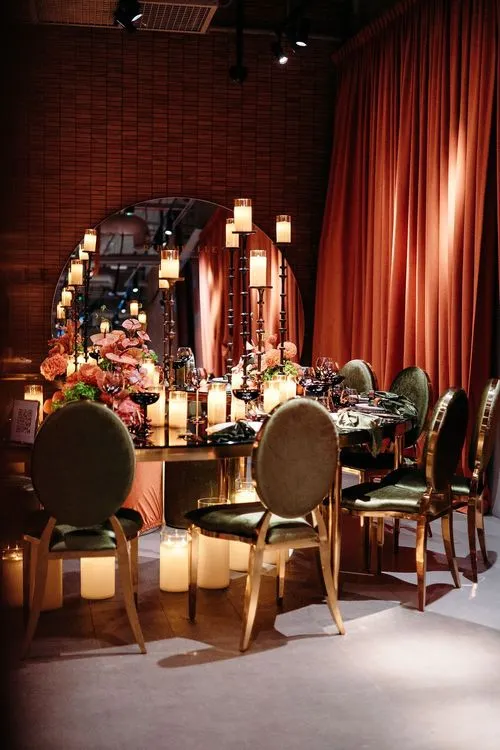 Green-terracotta serpentine tables party