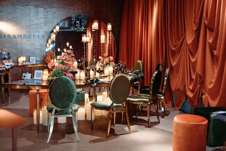 Green-terracotta serpentine tables party