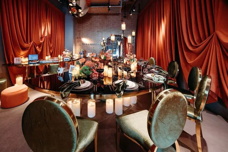 Green-terracotta serpentine tables party