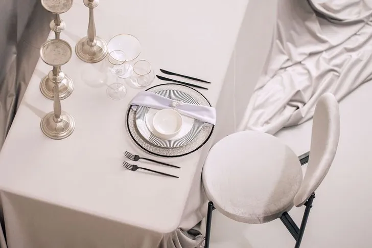 Grey tablescape – houndstooth accent