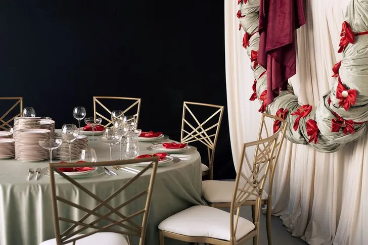 Intimate Fern Dinner — Round Table, Bowed Napkin