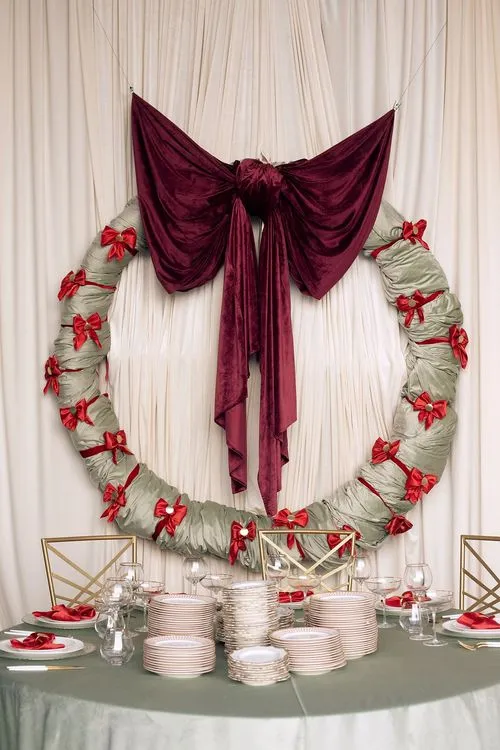 Intimate Fern Dinner — Round Table, Bowed Napkin