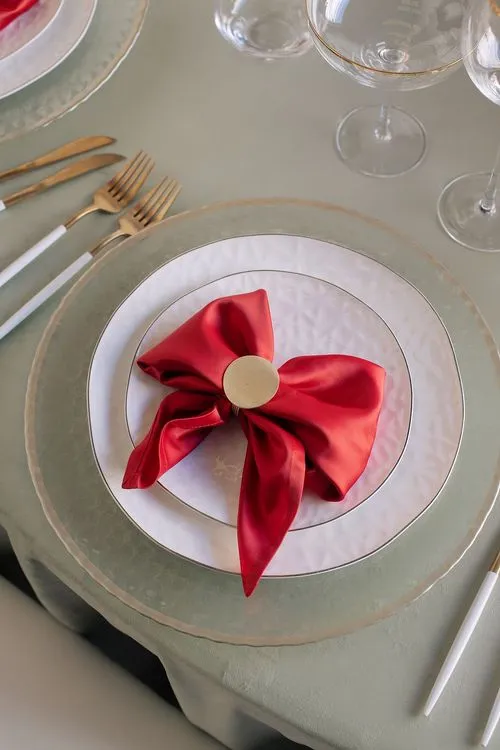 Intimate Fern Dinner — Round Table, Bowed Napkin