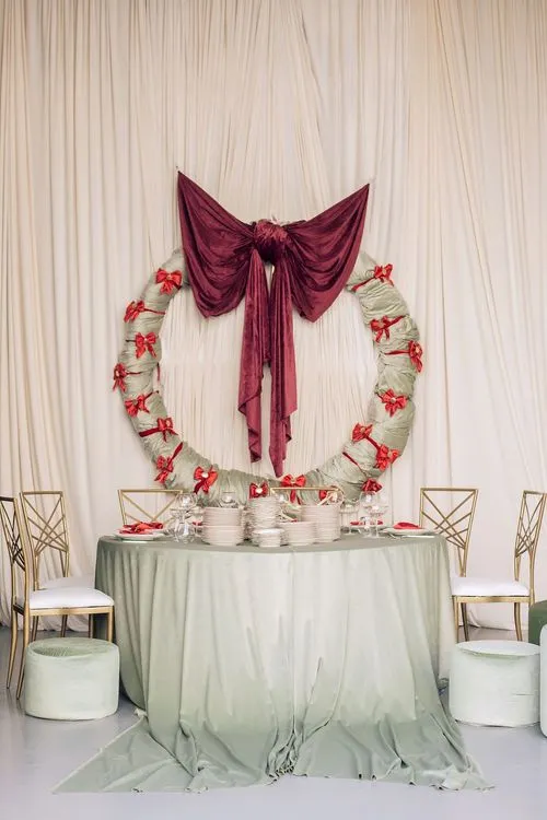 Intimate Fern Dinner — Round Table, Bowed Napkin