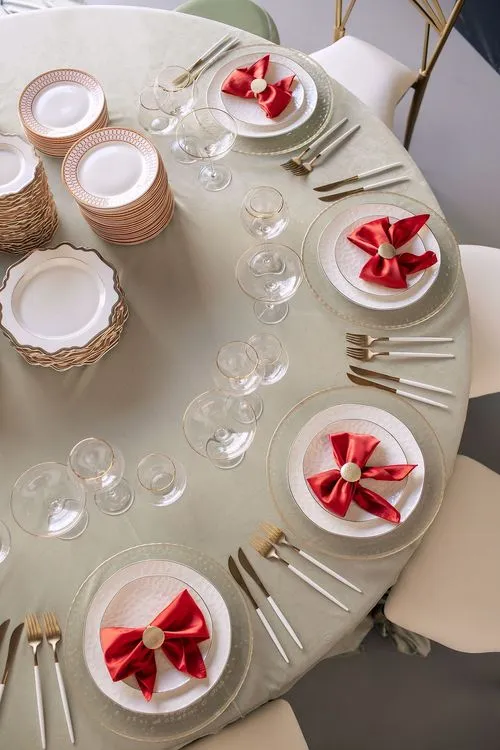 Intimate Fern Dinner — Round Table, Bowed Napkin