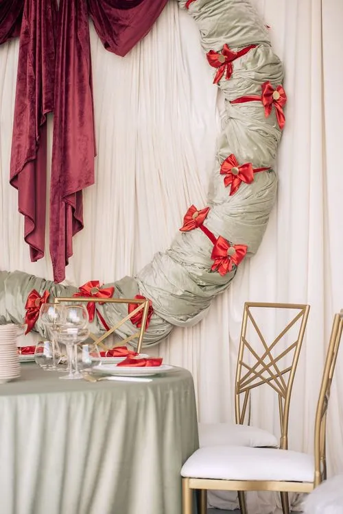 Intimate Fern Dinner — Round Table, Bowed Napkin