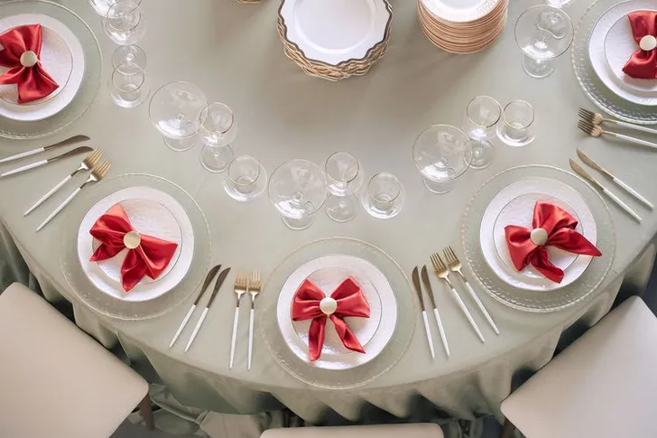 Intimate Fern Dinner — Round Table, Bowed Napkin
