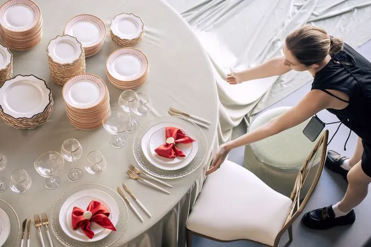 Intimate Fern Dinner — Round Table, Bowed Napkin