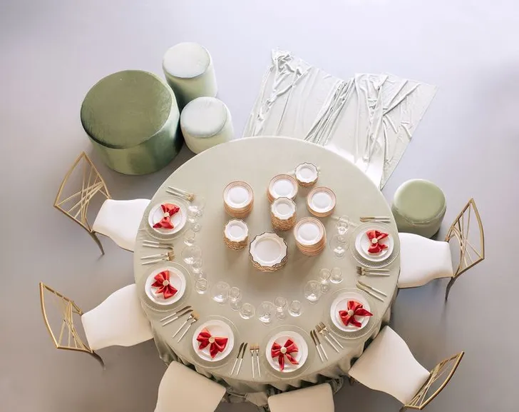 Intimate Fern Dinner — Round Table, Bowed Napkin