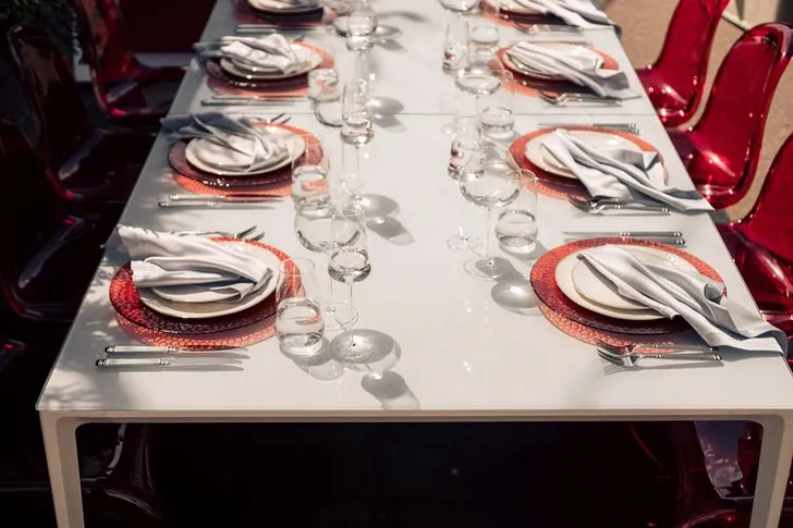 Kremer Fine Dining Set — Moffo Plates & Red Panton