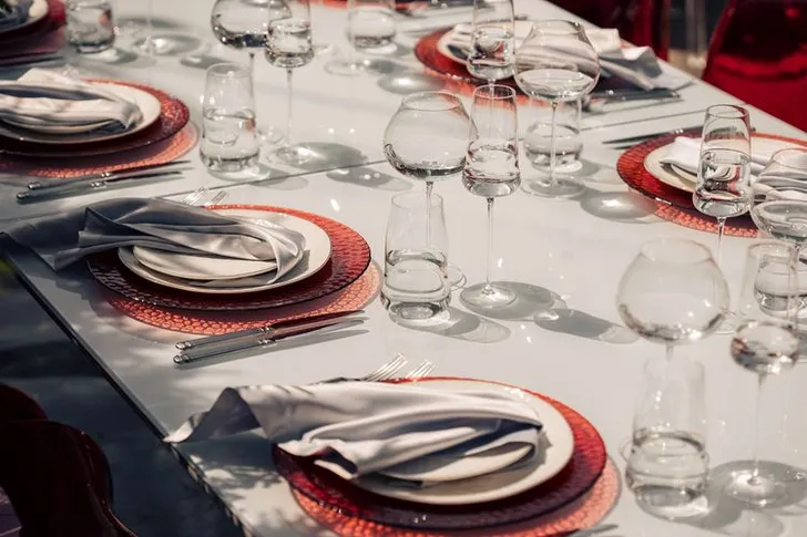 Kremer Fine Dining Set — Moffo Plates & Red Panton