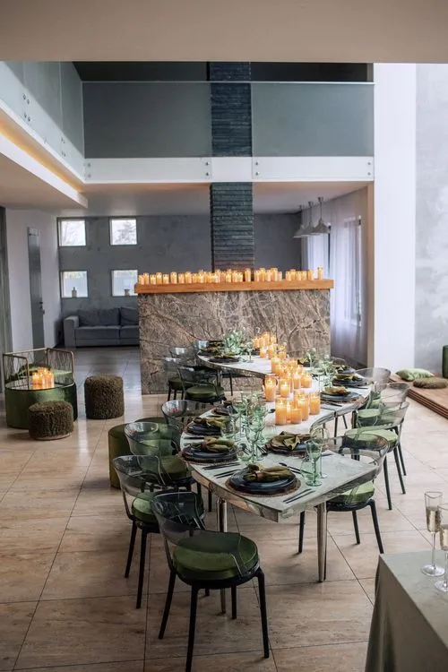 Moss-Green Velvet Serpentine, Many Candles