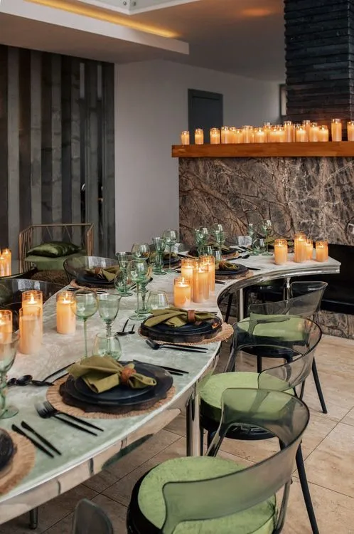 Moss-Green Velvet Serpentine, Many Candles