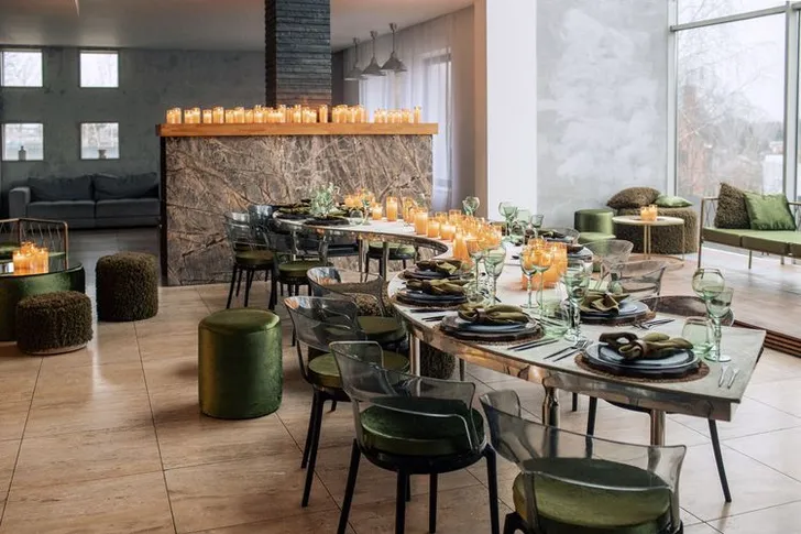 Moss-Green Velvet Serpentine, Many Candles