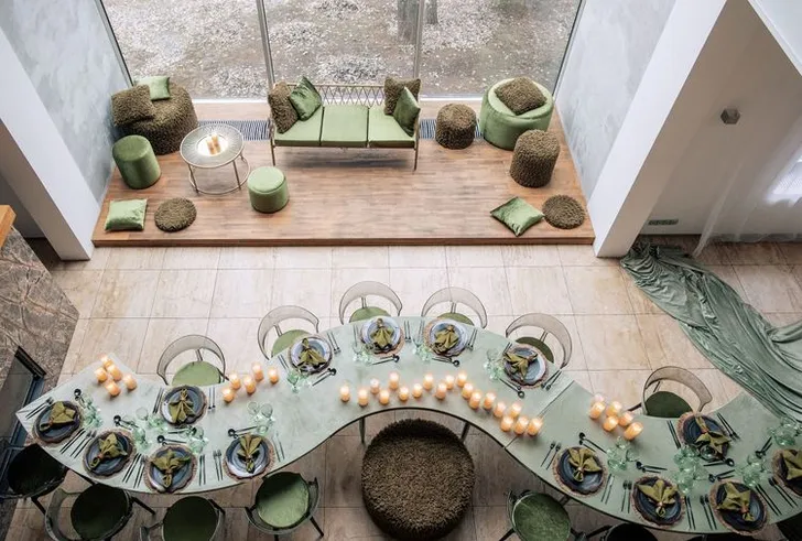 Moss-Green Velvet Serpentine, Many Candles