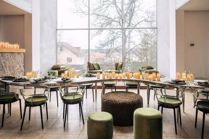 Moss-Green Velvet Serpentine, Many Candles