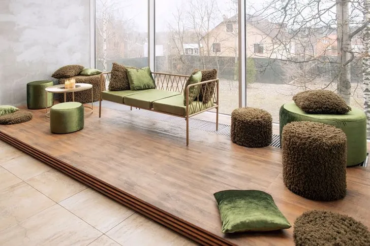 Moss-Green Velvet Serpentine, Many Candles