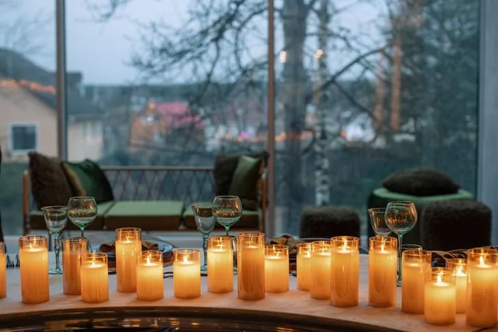 Moss-Green Velvet Serpentine, Many Candles