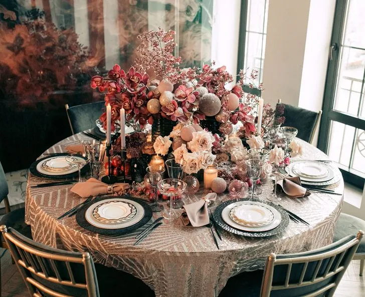Opulent Florals in Cocoa & Nude — Round Table