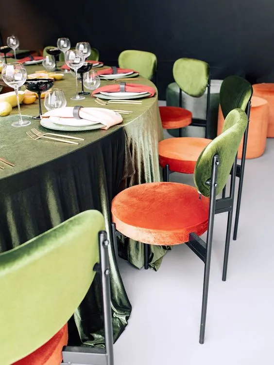 Orange green serpentine table set