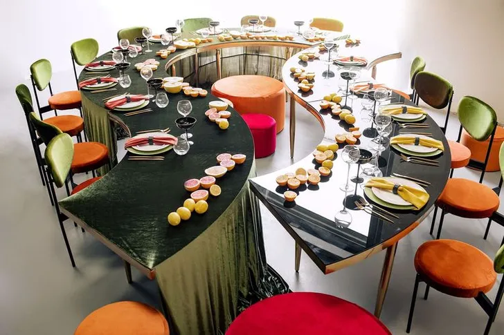 Orange green serpentine table set