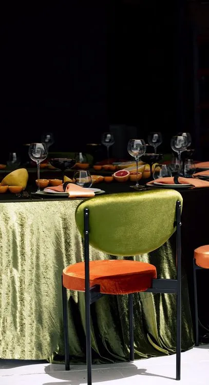 Orange green serpentine table set
