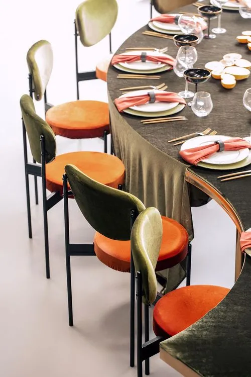 Orange green serpentine table set