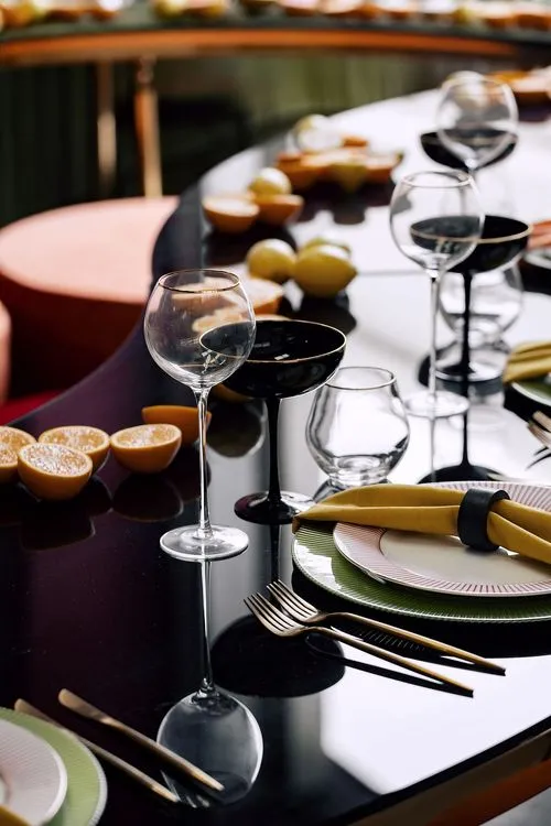 Orange green serpentine table set