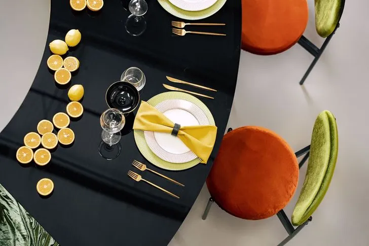 Orange green serpentine table set