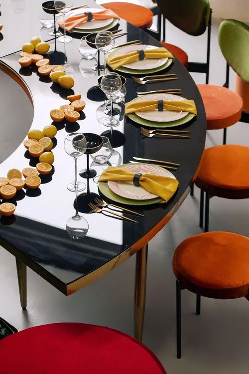 Orange green serpentine table set