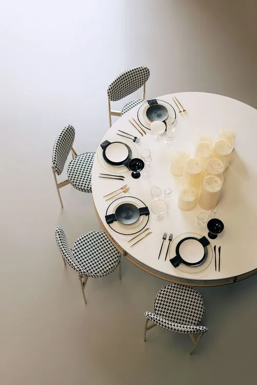 Pied-de-poul chairs in graphic set