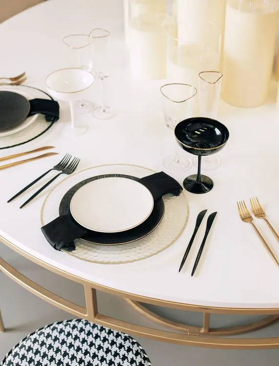 Pied-de-poul chairs in graphic set